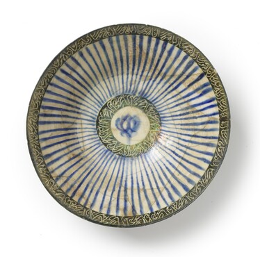 Kom met kalligrafie en streepdecor, Iran, 1200-1250, kiezelaardewerk, diameter. 21,4 cm Gemeentemuseum Den Haag 