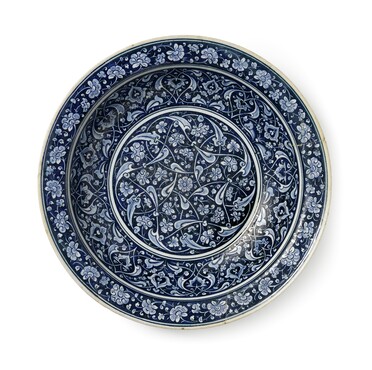Schaal met arabeskpatroon, Turkije, Iznik, circa 1480, kiezelaardewerk, diameter 44 cm  Gemeentemuseum Den Haag
