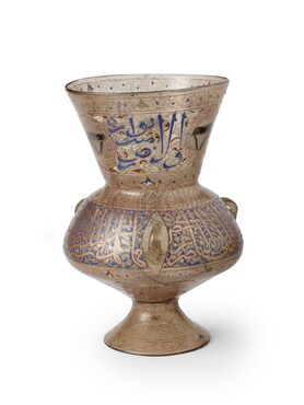 Moskeelamp met het lichtvers uit de Koran en titels van opdrachtgever, Syrië of Egypte, 1322-1328, glas met emaillebeschildering en verguldsel, hoogte 32,1 cm Gemeentemuseum Den Haag