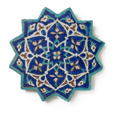 Tegel in de vorm van een ster, Oost-Iran, midden 15e eeuw, kiezelaardewerk, cuerda seca decoratietechniek, diameter 38,5 cm Gemeentemuseum Den Haag