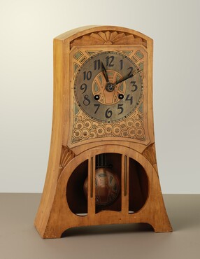 Chris Wegerif (1859-1920)  uitvoering Arts and Crafts, Den Haag Pendule, 1900 walnotenhout, roodkoper Gemeentemuseum Den Haag