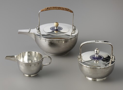 Jan Eisenloeffel (1876-1957) uitvoering F.A. Hoeker & Zoon, Amsterdam Theeservies, 1900 & 1902 geëmailleerd zilver Gemeentemuseum Den Haag