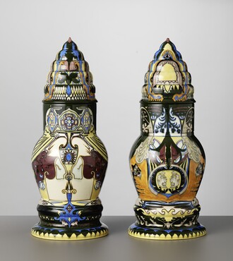 Theo Colenbrander (1841-1930) uitvoering Plateelbakkerij Rozenburg, Den Haag Twee dekselpullen Pagode, 1886 geglazuurd, beschilderd aardewerk Gemeentemuseum Den Haag