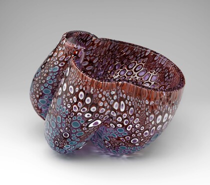 Barbara Nanning (1957), uitvoering Ajeto, Aleš Vacek (glasblazersteam), Lindava, Aleš Zvěřina (slijper), Surabaya, (uit de serie Gekleurde schaduwen), 2016, glas, canes, overlay, collectie kunstenaar