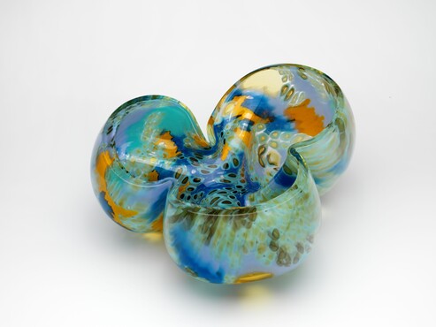 Barbara Nanning (1957), uitvoering Jiří Pačinek (glasblazersteam), Aleš Zvěřina (slijper), Eternity uit de serie Gekleurde schaduwen, 2019, glas, canes, overlay, collectie kunstenaar
