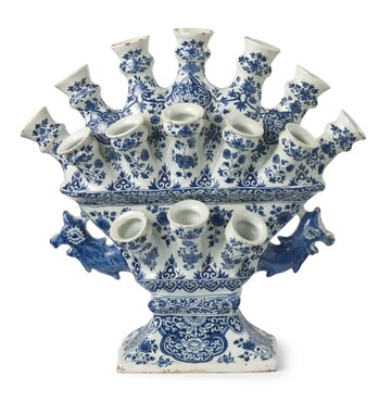 Vaas met tuiten (bloemenhouder), Delft, 1680-1700, tinglazuuraardewerk, hoogte 37 cm, Kunstmuseum Den Haag – The Lavino Collection