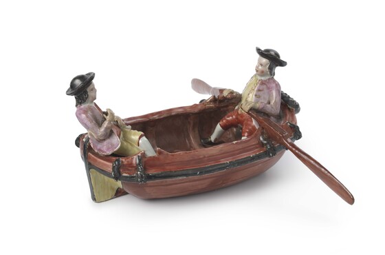Twee mannen in een roeiboot, Delft, circa 1760, tinglazuuraardewerk, breedte 22 cm, Kunstmuseum Den Haag – The Lavino Collection