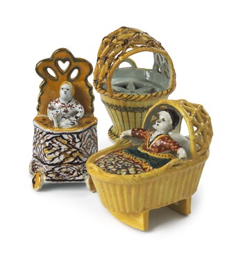 Drie miniaturen in de vorm van een wieg, kinderstoel en vuurkorf (voor het drogen van luiers), Delft, 1750-1770, tinglazuuraardewerk, hoogte 13,5 cm, Kunstmuseum Den Haag – The Lavino Collection 