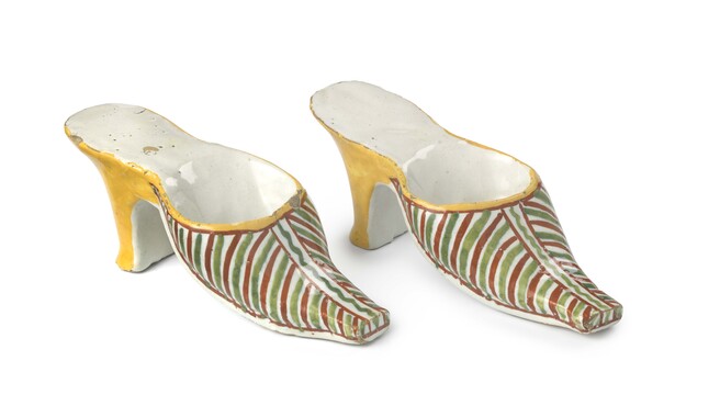 Stel muiltjes, Delft, 1750-1800, tinglazuuraardewerk, breedte 17,5 cm, Kunstmuseum Den Haag – The Lavino Collection