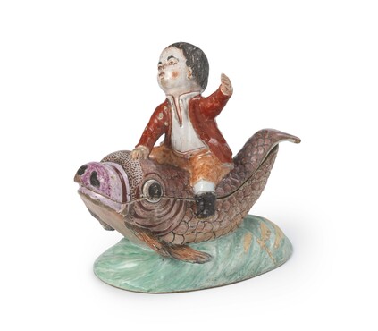Terrine met deksel in de vorm van een jongen op een vis, Delft, 1750-1770, tinglazuuraardewerk, breedte 16 cm, Kunstmuseum Den Haag – The Lavino Collection