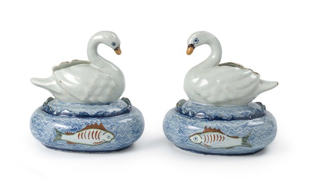 Twee terrines met deksels met daarop witte zwanen, Delft, 1750-1780, tinglazuuraardewerk, hoogte 13,5 cm, Kunstmuseum Den Haag – The Lavino Collection