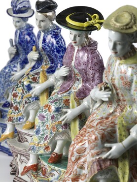 Vier grote kraantjeskannen in de vorm van een dame, Delft, 1760-80, tinglazuuraardewerk, hoogte 49 cm, Kunstmuseum Den Haag – The Lavino Collection 