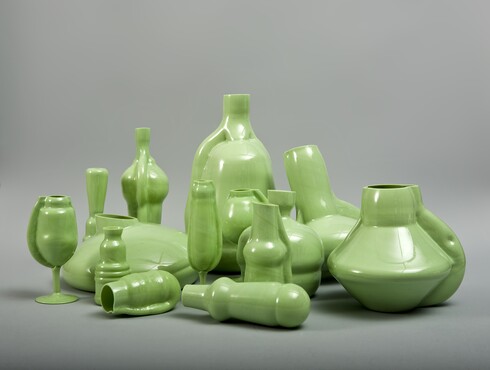 Bas van Beek, uitvoering Henk Verweij, Leerdam, Royal Rip-offs, 2010, geblazen glas, h 24,5 cm, particuliere collectie. Foto: Pieter Vandermeer