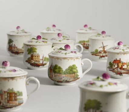 Crèmepotjes met decor van gezichten op Den Haag Ansbach, beschilderd in Den Haag, 1776-1790, porselein, Kunstmuseum Den Haag - aankoop met steun van Stichting Hollands Porselein