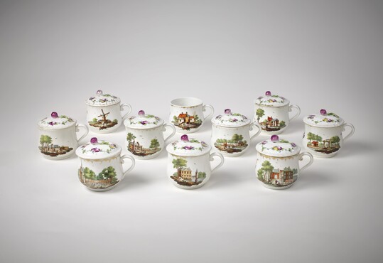 Crèmepotjes met decor van gezichten op Den Haag Ansbach, beschilderd in Den Haag, 1776-1790 Porselein, Kunstmuseum Den Haag - aankoop met steun van Stichting Hollands Porselein.