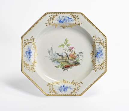 Schotel gedecoreerd met vogels Doornik, deels beschilderd in Den Haag, 1776-1790 Zacht porselein, diam. 35 cm Kunstmuseum Den Haag