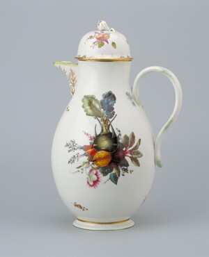 Koffiekan met decor van groenten, noten en bloemen Ansbach, beschilderd in Den Haag, 1776-1790 Porselein, hoogte 28,1 cm Kunstmuseum Den Haag
