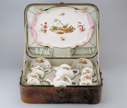 Thee- en koffieservies in reiskoffer Ansbach, beschilderd in Den Haag, 1776-1790 Porselein, breedte 43,3 cm Kunstmuseum Den Haag