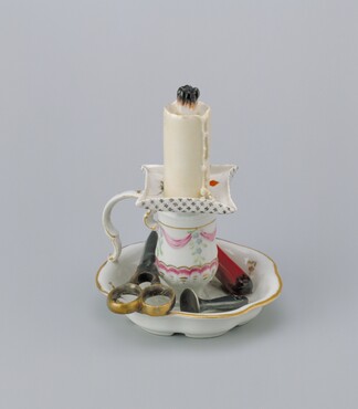 Fopblaker met fopkaars Ansbach, beschilderd in Den Haag, 1776-1790 Porselein, hoogte 12,4 cm Kunstmuseum Den Haag