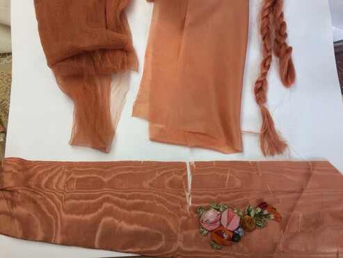 Fig. 8. Hierboven is het verfproces van de verschillende textielsoorten te zien. Onder: het naaiproces met het nieuwe, geverfde materiaal.