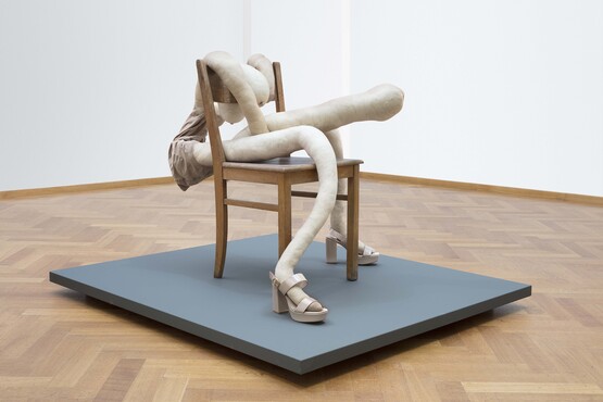 Nobby Bloke, 2017, 88 x 110 x 92 cm, panty’s, pluizen [waarschijnlijk katoen], stoel, schoenen, collectie Kunstmuseum Den Haag, aankoop met steun van BankGiro Loterij