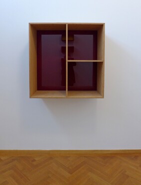 Donald Judd, Zonder titel, 1987, multiplex en rood perspex, 100 x 100 x 50, Kunstmuseum Den Haag