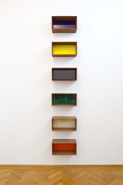 Donald Judd, Zonder titel, 1992, geconstrueerd staal en plexiglas, 550 x 50 x 25, Kunstmuseum den haag