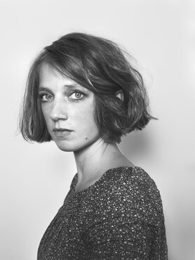 Robin de Puy (1986), An-Sofie Kesteleyn, 2013, pigmentdruk, collectie Kunstmuseum Den Haag.