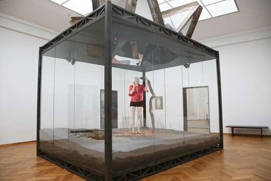 Charles Avery (1973), Untitled (Miss Miss finally gives in by the tree where Aeaen sought to bamboozle the One-Armed Snake by attaching himself to the tree to make himself a larger thing), mixed media, 2010, 485 x 423 x 322 cm, collectie Kunstmuseum