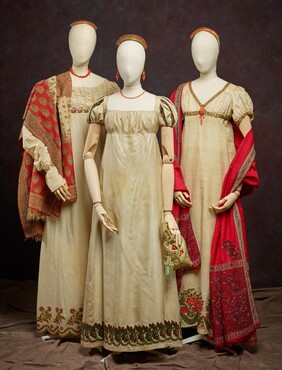 Empire dresses with embroidery in paisley motifs, inspired by the paisley motifs on Kashmir shawls, and Kashmir shawls with the paisley motifs. The origin of the Kashmir shawl is India, early 19th century, Kunstmuseum Den Haag. Photo: Alice de Groot.