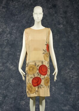 Evening dress with embroidery inspired by Japan, c. 1925, Kunstmuseum Den Haag. Foto: Alice de Groot.