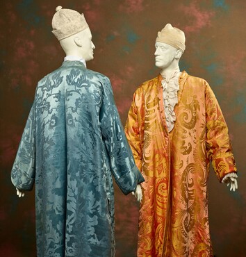 Two banyans (male) in kimono style made of Chinese silk and ‘bizarre’ silk, c. 1750-1775, Kunstmuseum Den Haag. Photo: Alice de Groot.