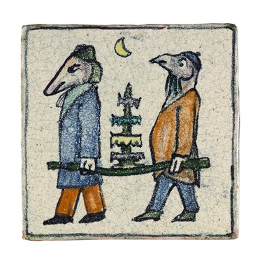 Harm Kamerlingh Onnes, Tegel (Twee dragende figuren), 1965, polychroom geglazuurd aardewerk, hoogte 11,5 cm, Kunstmuseum Den Haag