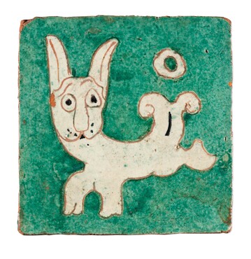 Harm Kamerlingh Onnes, Tegel (Hond die naar de maan schopt), 1951, polychroom geglazuurd aardewerk, hoogte 11,5 cm, Kunstmuseum Den Haag.