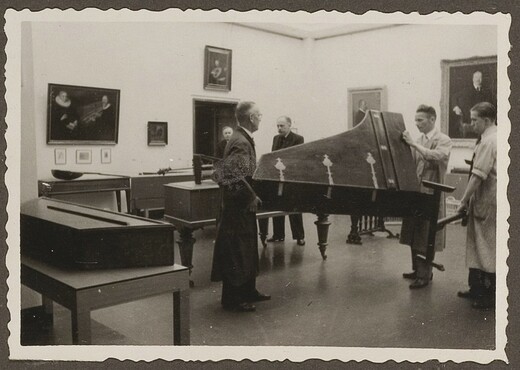 Ontruiming van het museum. De collectie muziekinstrumenten wordt in veiligheid gebracht, 1939. Haags Gemeentearchief.