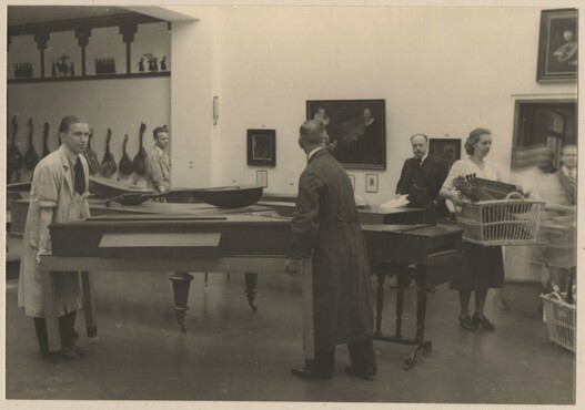 Ontruiming van het museum. De collectie muziekinstrumenten wordt in veiligheid gebracht, 1939. Haags Gemeentearchief.