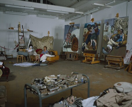 Paula Rego in haar studio met De Kussenman, 2004, Londen. Foto: Pru Cuming