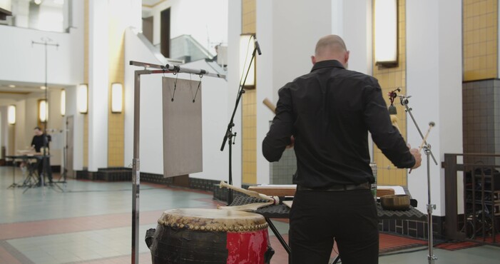 Speciaal voor deze tentoonstelling schreef Engelen namelijk zeven nieuwe composities. Audio- en filmopnamen van de uitvoering van deze composities zijn een prominent onderdeel van de installatie.