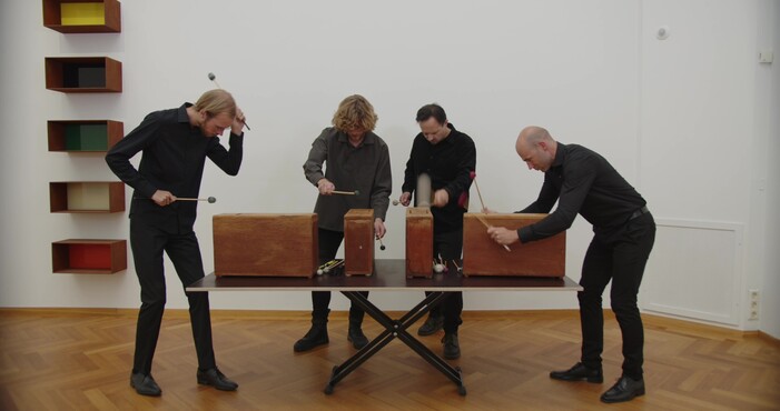 Speciaal voor deze tentoonstelling schreef Engelen namelijk zeven nieuwe composities. Audio- en filmopnamen van de uitvoering van deze composities zijn een prominent onderdeel van de installatie.