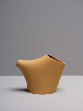 Hopstep, 2021 uitvoering: studioZAND voor J.HILL’s Standard porselein 171 x 74 x 127 mm Foto: Erik & Petra Hesmerg