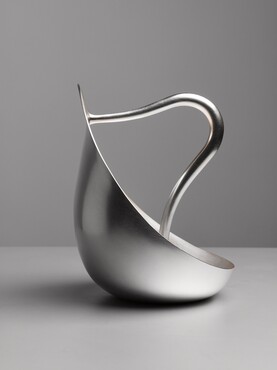 Silver Pourer Hollow Handle, 2012 uitvoering: Mark Alexander zilver 160 x 150 x 200 mm	 Foto: Erik & Petra Hesmerg