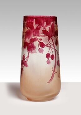 Legras & Cie, Saint Denis, Vaas met decor van takken en bessen, ca. 1910, in de vorm geblazen, geëtst glas, h. 20,5 cm, Kunstmuseum Den Haag