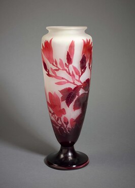 Emile Gallé (1846-1904) uitvoering Atelier Gallé, Nancy, Vaas met decor van magnolia’s, ca. 1925-1930, in de vorm geblazen, geëtst glas, h. 42,5 cm, Kunstmuseum Den Haag