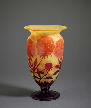 Le Verre Français, Vaas met decor van Fuchsia’s, ca. 1910, in de vorm geblazen, geëtst glas, h. 24,5 cm, Kunstmuseum Den Haag