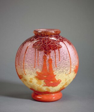 Le Verre Français, Vaas met decor van Fuchsia’s, ca. 1910, in de vorm geblazen, geëtst glas h. 25,3 cm, Kunstmuseum Den Haag