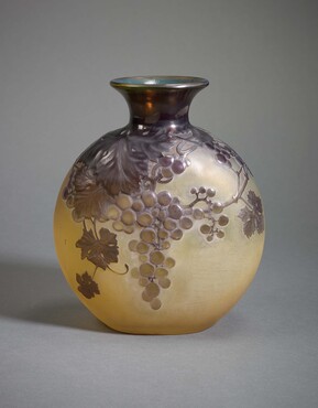 Emile Gallé (1846-1904), uitvoering Atelier Gallé, Nancy, Vaas met decor van hortensia’s, ca. 1904-1906, in de vorm geblazen, geëtst glas, h. 28,3 cm, Kunstmuseum Den Haag