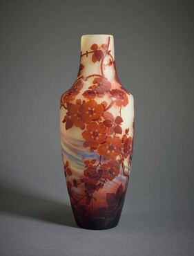 Emile Gallé (1846-1904), uitvoering Atelier Gallé, Nancy, Vaas met decor van bloesemtakken, ca. 1904-1906, in de vorm geblazen, geëtst glas, h. 36,5 cm, Kunstmuseum Den Haag