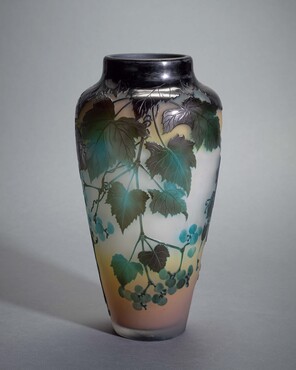 Emile Gallé (1846-1904), uitvoering Atelier Gallé, Nancy, Vaas met decor van bladeren en druiven, ca. 1925-1930, in de vorm geblazen, geëtst glas, h. 35 cm, Kunstmuseum Den Haag