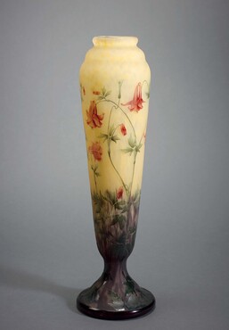 Daum Frères, Vaas met decor van een akeleien, ongedateerd, in de vorm geblazen, geëtst glas, h. 52 cm, Kunstmuseum Den Haag