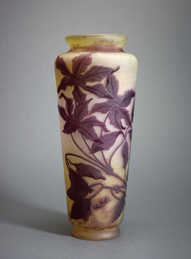 Emile Gallé (1846-1904), uitvoering Atelier Gallé, Nancy, Vaas met decor van magnolia’s, ongedateerd, in de vorm geblazen, geëtst glas, h. 48 cm, Kunstmuseum Den Haag